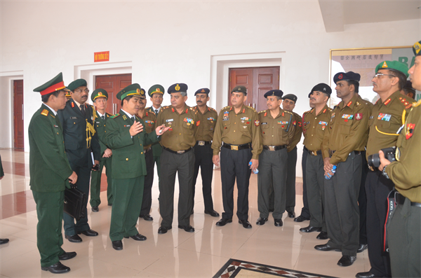 ຮອງຫົວໜ້າເສນາທິການໃຫຍ່ກອງທັບປະຊາຊົນຫວຽດນາມຕ້ອນຮັບຄະນະພະນັກງານວິທະຍາຄານສົງຄາມທະຫານບົກອິນເດຍ