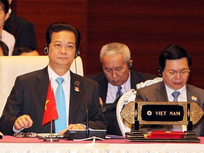 ນາຍົກລັດຖະມົນຕີຫງວຽນເຕີນຢູ້ງເຂົ້າຮ່ວມກອງປະຊຸມສຸດຍອດອາຊຽນຄັ້ງທີ25