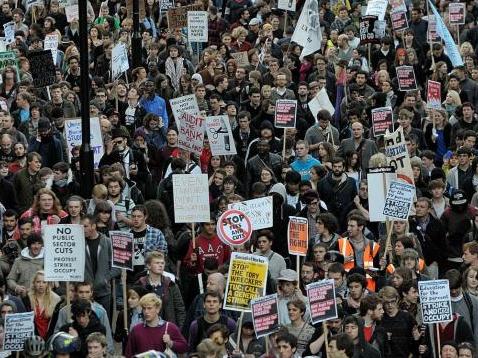 ການປະທະກັນເກີດຂຶ້ນໃນການແຫ່ຂະບວນປະທ້ວງຂອງນັກສຶກສາອັງກິດນັບພັນໆຄົນ