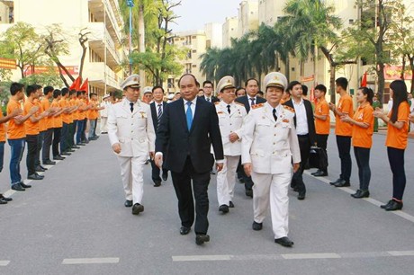 ຮອງນາຍົກລັດຖະມົນຕີຫງວຽນຊວນຟຸກອວຍພອນວັນຄູແຫ່ງຊາດຫວຽດນາມຢູ່ວິທະຍາຄານຕຳຫຼວດປະຊາຊົນ