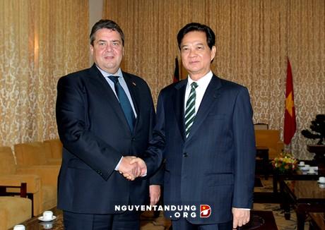 ທ່ານນາຍົກລັດຖະມົນຕີຫງວຽນເຕິ໋ນຢຸງຕ້ອນຮັບຮອງນາຍົກລັດຖະມົນຕີສເຢຍລະມັນ