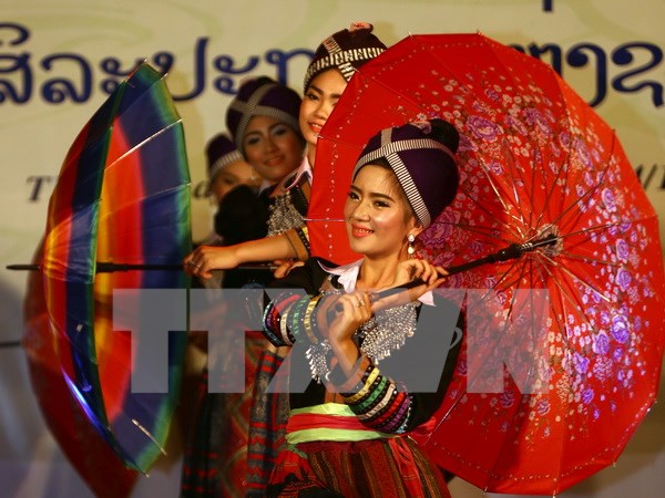 ຄະນະນັກສິລະປິນແຫ່ງຊາດລາວສະແດງສິລະປະຢູ່ແຂວງເຫົ້າຢາງ