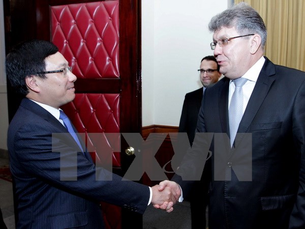 ຮອງນາຍົກລັດຖະມົນຕີຟ້າມບິ່ງມິງຕ້ອນຮັບເອກອັກຄະລັດຖະທູດສະຫະລັດອາຣັບເອມີເຣັດ