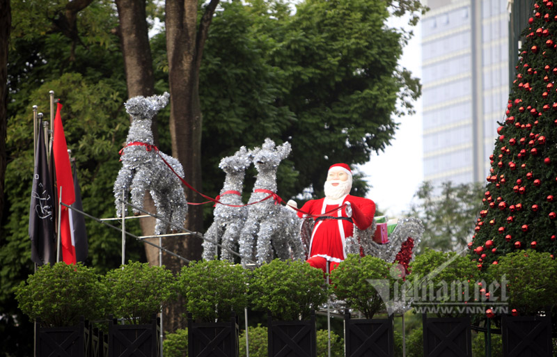 ຊາວຫວຽດນາມແລະໂລກເບີກບານມ່ວນຊື່ນຕ້ອນຮັບວັນບຸນຄຼິດສະມາດ