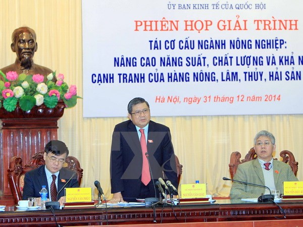 ລັດຖະມົນຕີວ່າການກະຊວງກະສິກຳແລະພັດທະນາຊົນນະບົດອະພິປາຍກ່ຽວກັບການສ້າງໂຄງປະກອບຂະແໜງກະສິກຳຄືນໃໝ່