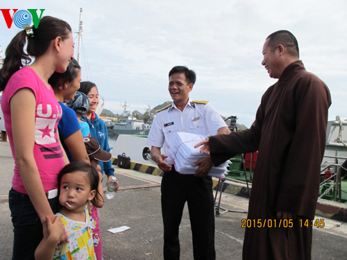 ຂົນສົ່ງຂອງຂວັນບຸນເຕັດປີມະແມ 2015 ໄປຍັງເມືອງເກາະເຈືອງຊາ