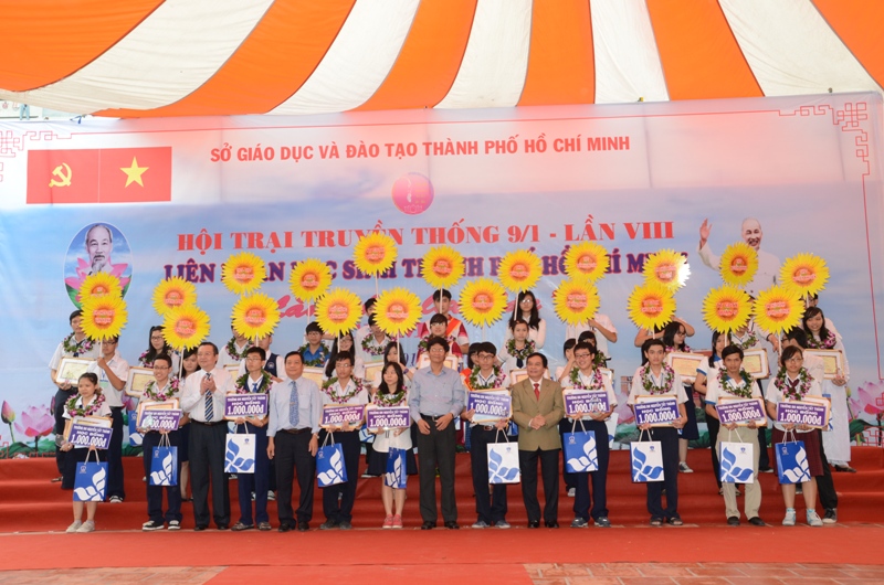 ງານບຸນຕັ້ງຄ້າຍທີ່ເປັນມູນເຊື້ອນັກຮຽນ-ນັກສຶກສາດຳເນີນໄປຢ່າງຟົດຟື້ນ