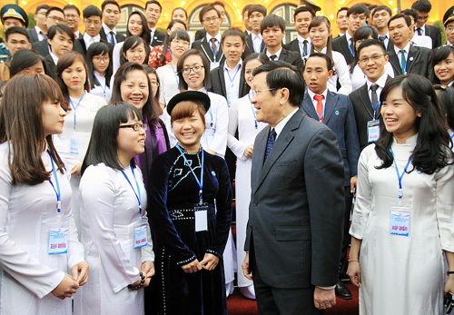 ປະທານປະເທດເຈືອງເຕີນຊາງພົບປະກັບບັນດານັກສຶກສາດີເດັ່ນໄດ້ຮັບລາງວັນດາວເດືອນຈຽງ