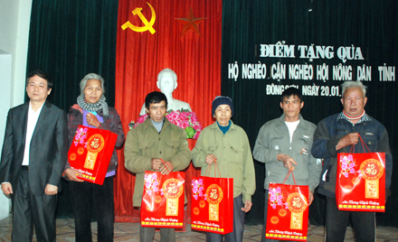 ຢື້ຢາມຖາມຂ່າວ,ມອບຂອງຂວັນໃຫ້ບັນດາຄອບຄົວທຸກຍາກ,ຄອບຄົວເປົ້າໝາຍນະໂຍບາຍເນື່ອງໃນໂອກາດບຸນປີໃໝ່ປະຈຳຊາດປິມະແມ