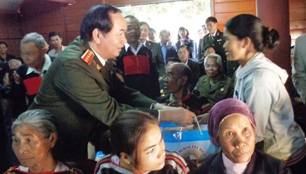 ພົນເອກເຈິ່ນດ້າຍກວາງຢ້ຽມຢາມແລະມອບຂອງຂວັນບຸນປີໃໝ່ໃຫ້ແກ່ ປະຊາຊົນບັນດາເຜົ່າແຂວງດັກລັກ