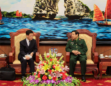 ລັດຖະມົນຕີວ່າການກະຊວງປ້ອງກັນປະເທດຫວຽດນາມຕ້ອນຮັບລັດຖະມົນຕີຊ່ວຍວ່າການກະຊວງປ້ອງກັນປະເທດຍີ່ປຸ່ນ