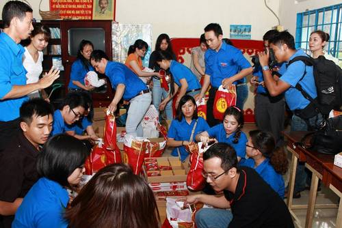 ຊາວໜຸ່ມນະຄອນຫຼວງນຳ“ບຸນເຕັດທີ່ເຕັມໄປດ້ວຍຄວາມຮັກແພງ”ມາຍັງຄົນທຸກຍາກ