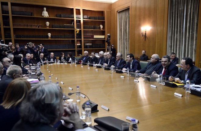 ສະມາຊິກສະພາແຫ່ງຊາດຊຸດໃໝ່ເກຼັກສະບານຕົວຮັບດຳລົງຕຳແໜ່ງ