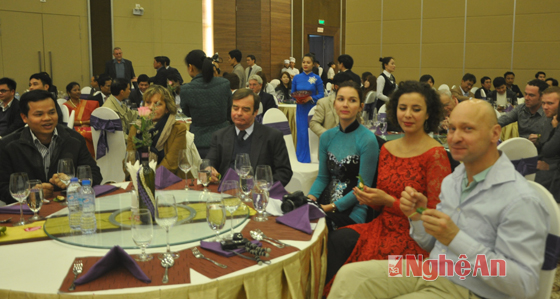 ຕ້ອນຮັບບຸນເຕັດພ້ອມກັບເພື່ອນມິດສາກົນ