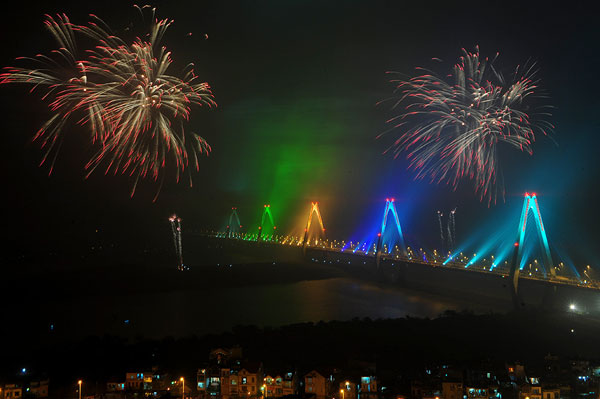 ບັນຍາກາດຕ້ອນຮັບບຸນປີໃຫມ່ປະແມດຳເນີນໄປຢ່າງຟົດຟື້ນໃນທົ່ວປະເທດຫວຽດນາມ