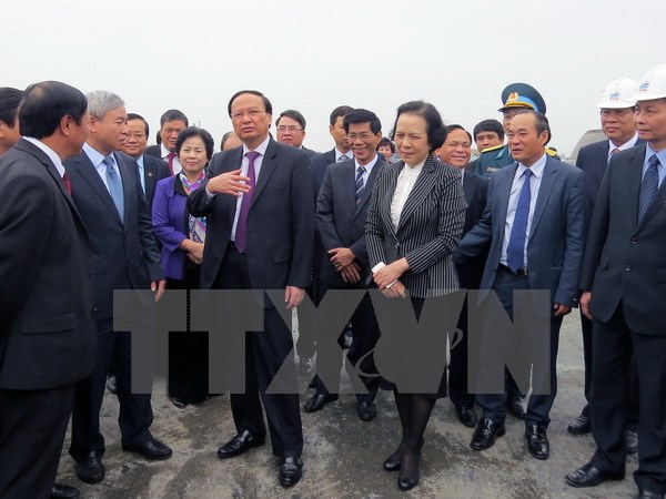 ຜູ້ນຳພັກລົງອວຍພອນປີໃໝ່ ຫົວໜ່ວຍປະຕິບັດກໍ່ສ້າງທ່າອາກາດສະຍານສາກົນກາດບີ