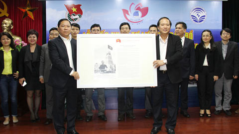 ຮັບເອກະສານແລະແຜນທີ“ຮ່ວາງຊາ,ເຈືອງຊາຂອງຫວຽດນາມ-ບັນດາຫຼັກຖານປະຫວັດສາດແລະນິຕິກຳ”