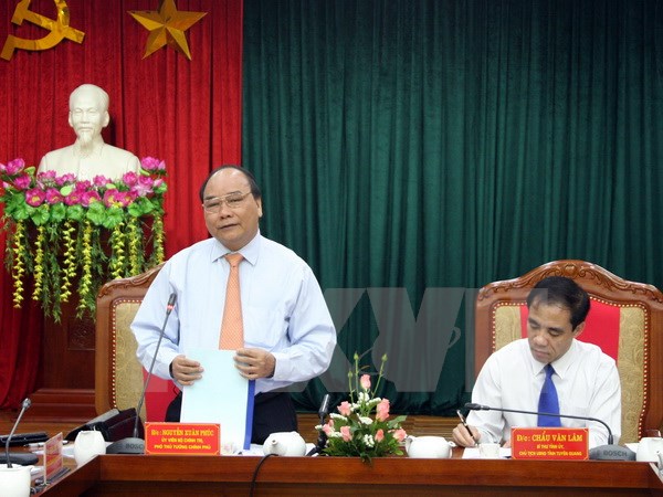 ທ່ານຮອງນາຍົກລັດຖະມົນຕີຫງວຽນຊວນຟຸກເຮັດວຽກຢູ່ແຂວງຕວຽນກວາງ