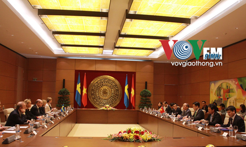 ປະທານແຫ່ງຊາດຫງວຽນຊິງຮູ່ງເຈລະຈາກັບປະທານສະພາແຫ່ງຊາດຊູແ​ອັດ