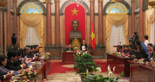 ພົບປະສັງສັນກັບແບບຢ່າງດີເດັ່ນຂອງບໍລິສັດໃຫຍ່ອຸດສາຫະກຳເຄມີບໍ່ແຮ່