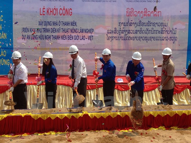 ລົງມືກໍ່ສ້າງເຮືອນຢູ່ໝູ່ບ້ານຊາວໜຸ່ມເຂດຊາຍແດນຫວຽດນາມ - ລາວ