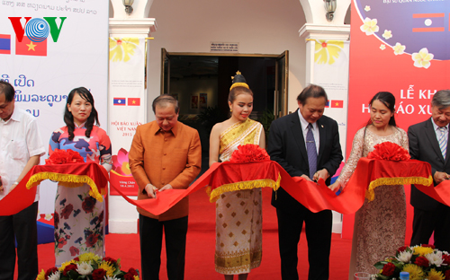 ງານບຸນໜັງສືພິມລະດູບານໃໝ່ຫວຽດນາມປີ2015ຢູ່ລາວ