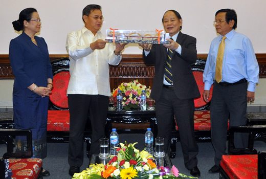 ຄະນະສະມາຊິກສະພາແຫ່ງຊາດແຂວງກວາງບີ່ງຕ້ອນຮັບທ່ານຮອງປະທານສະພາແຫ່ງຊາດລາວ