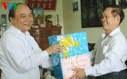 ການສະເຫຼີມສະຫຼອງ40ປີແຫ່ງວັນປົດປ່ອຍພາກໃຕ້ຢ່າງສົມບູນ,ໂຮມປະເທດຊາດເປັນເອກະພາບຢູ່ທ້ອງຖິ່ນຕ່າງໆ