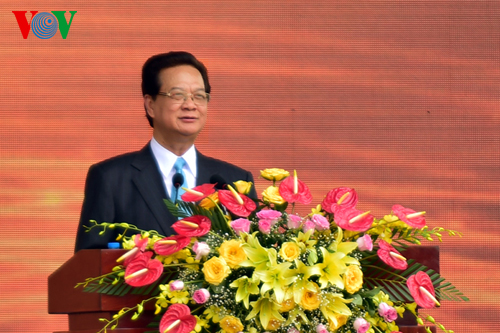 ນາຍົກລັດຖະມົນຕີເຂົ້າຮ່ວມພິທີໂຮມຊຸມນຸມສະເຫຼີມສະຫຼອງ40ປີແຫ່ງວັນປົດປ່ອຍພາກໃຕ້ຢູ່ເຫົ້າຢາງ,ເກິ່ນເທີ