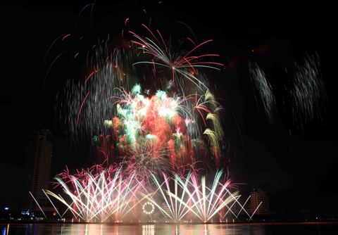 ສິ້ນສຸດການແຂ່ງຂັນຍິງບັ້ງໄຟດອກສາກົນ 2015