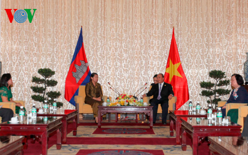 ຮອງນາຍົກລັດຖະມົນຕີຫງວຽນຊວນຟຸກຕ້ອນຮັບຮອງນາຍົກລັດຖະມົນຕີກຳປູເຈຍMenXomOn