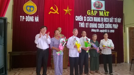 ພົບປະສັງສັນກັບນັກຮົບຖືກກັກຂັງໃນໄລຍະຕໍ່ສູ້ຕ້ານຝຣັ່ງ