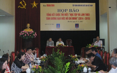 18ບົດຂຽນຮັບການວັນໃນການເສັງຂຽນ“ຮ່ຳຮຽນແລະປະຕິບັດຕາມແບບຢ່າງຄຸນສົມບັດປະທານໂຮ່ຈີມິນ”ຂອງໜັງສຶພິມເຍີນເຢີນ