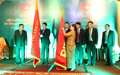 ລັດຖະບານກຳປູເຈັຍປະດັບຫຼຽນໄຊໃຫ້ທະນາຄານ BIDV