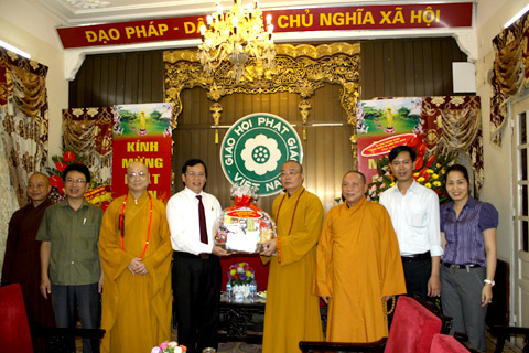 ການນຳແນວໂຮມປະເທດຊາດຫວຽດນາມອວຍພອນສະມາຄົມພຸດທະສາສະໜາໃນໂອກາດວັນບຸນວິສາຂະບູຊາ