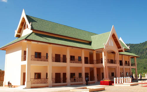 ມອບສົ່ງສູນພາສາຫວຽດນາມໃຫ້ປະຊາຊົນແຂວງຫົວພັນ,ປະເທດລາວ