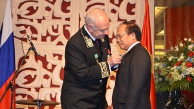 ລັດຖະມົນຕີກະຊວງວັດທະນະທຳກິລາແລະທ່ອງທ່ຽວຫວຽດນາມຮັບຫລຽນໄຊມິດຕະພາບສະຫະພັນລັດເຊຍ