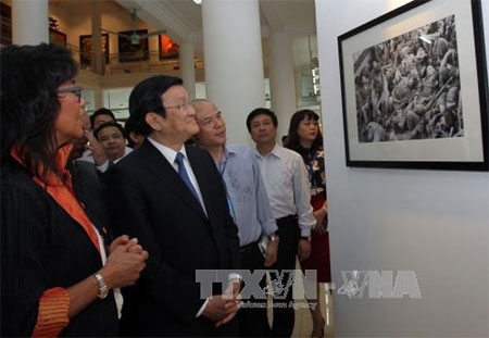 ປະທານປະເທດເຈືອງເຕີນຊາງຢ້ຽມຢາມງານວາງສະແດງຮູບຖ່າຍຂອງສຳນັກຂ່າວສານAP