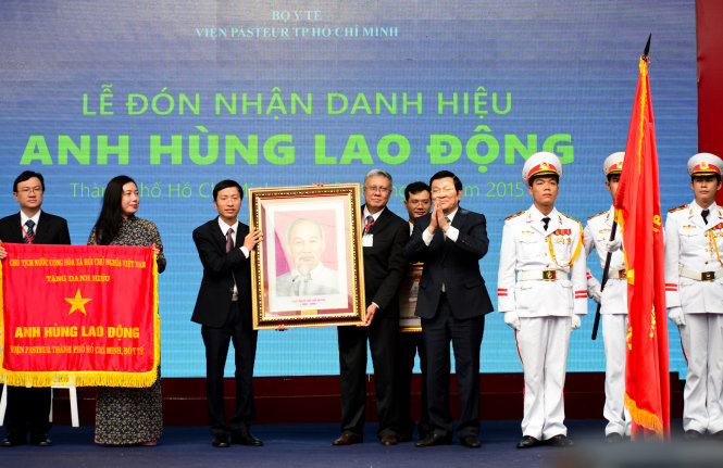 ປະທານປະເທດເຈືອງເຕີນຊາງມອບນາມມະຍົດວິລະຊົນແຮງງານ​ໃຫ້ສະຖາບັນPasteurນະຄອນໂຮ່ຈິມີນ