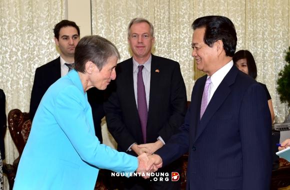 ນາຍົກລັດຖະມົນຕີຫງວຽນເຕີນຢູ້ງຕ້ອນຮັບລັດຖະມົນຕີວ່າການກະຊວງພາຍໃນອາເມລິກາ