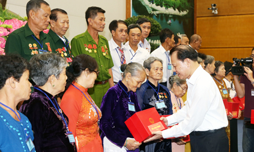 ຮອງນາຍົກລັດຖະມົນຕີຫວູວັນນີງຕ້ອນຮັບຄະນະຜູ້ແທນມີຄຸນງາມຄວາມດີນະຄອນເກີນເທີ