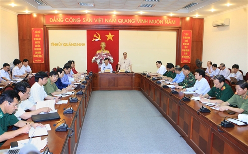 ຮອງນາຍົກລັດຖະມົນຕີຫງວຽນຊວນຟຸກ  ລົງຊີ້ນຳການຕ້ານສະພາບນ້ຳຖ້ວມຢູ່ກວາງນິງ