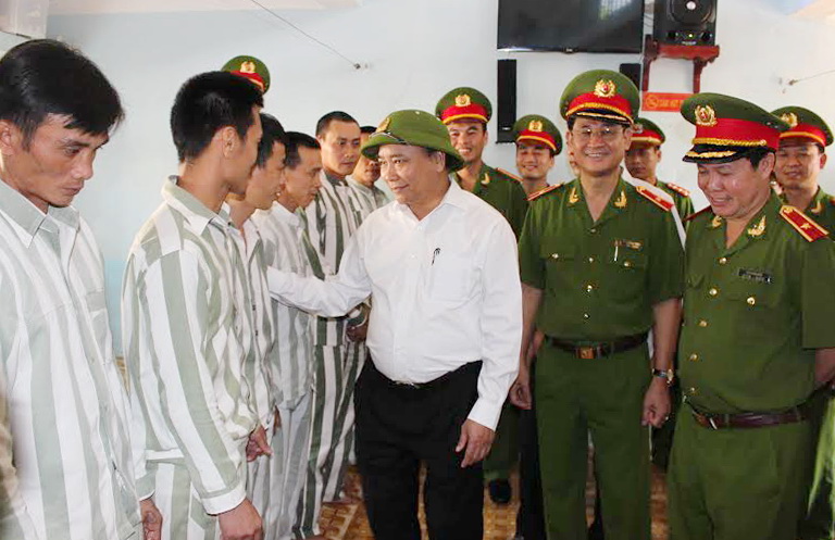 ທ່ານຮອງນາຍົກລັດຖະມົນຕີຫງວຽນຊວນຟຸກລົງກວດກາວຽກງານອະໄພຍະໂທດຢູ່ຄ້າຍຄຸມຂັງຊວນລົກ