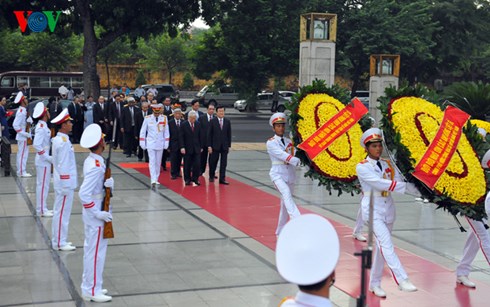 ການນຳພັກ,ລັດເຂົ້າສຸສານໄວ້ອາໄລປະທານໂຮ່ຈິມິນແລະອາໄລຫາບັນດານັກຮົບເສຍສະຫຼະຊີວິດເພື່ອຊາດ