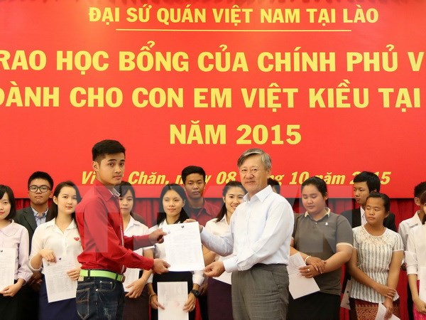 ພິທີມອບທຶນສຶກສາໃຫ້ລູກຫລານຊາວຫວຽດນາມອາໄສຢູ່ລາວປີ2015
