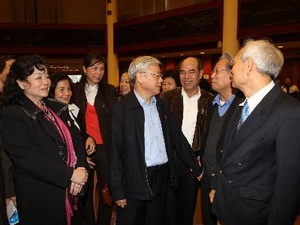 ທ່ານເລຂາທິການໃຫຍ່ຫງວຽນຟູ້ຈ້ອງ ລົງພົບປະກັບຜູ້ມີສິດເລືອກຕັ້ງນະຄອນຮ່າໂນ້ຍ