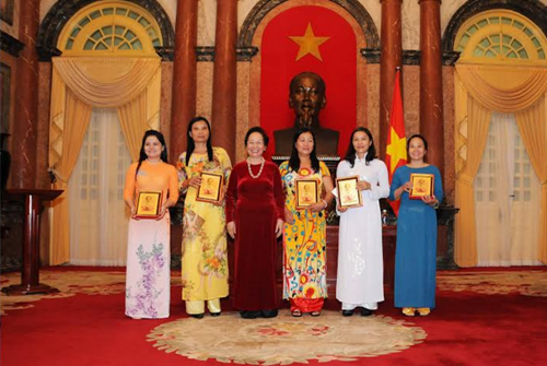 ຮອງປະທານປະເທດຫງວຽນທິຢວານຕ້ອນຮັບພະນັກງານ,ຄູອາຈານດີເດັ່ນໃນວຽກງານສຶກສານັກຮຽນພິການ