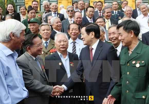 ປະທານປະເທດເຈືອງເຕີ໋ນຊາງພົບປະສັງສັນກັບອະດີດນັກໂທດປະຕິວັດຖືກຈັບ ຂັງ