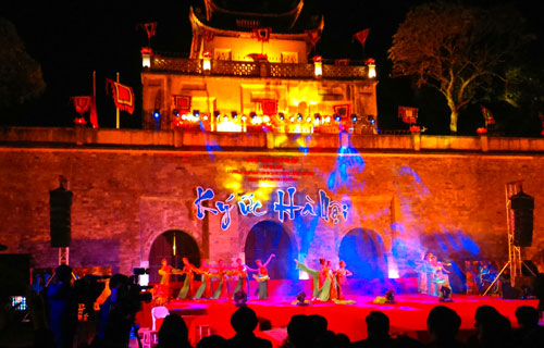 ມີນັກທ່ອງທ່ຽວພາຍໃນແລະຕ່າງປະເທດເກືອບ120.000ຄົນເຂົ້າຮ່ວມລາຍການ”ຄວາມຊົງຈຳກ່ຽວກັບຮ່າໂນ້ຍ