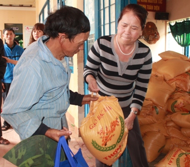 ຮ່ວມແຮງຮ່ວມໃຈຊ່ວຍເຫຼືອຊາວກະສິກອນຜູ້ທຸກຍາກຕ້ອນຮັບບຸນປີໃໝ່